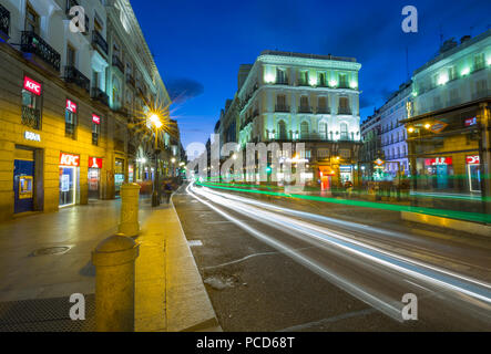 Trail Licht und Architektur an der Puerta del Sol in der Dämmerung, Madrid, Spanien, Europa Stockfoto