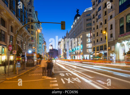 Blick auf Architektur und Trail Lichter auf der Gran Via in der Dämmerung, Madrid, Spanien, Europa Stockfoto