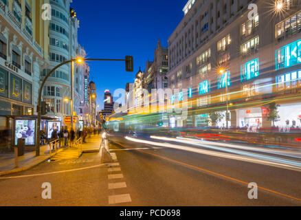 Blick auf Architektur und Trail Lichter auf der Gran Via in der Dämmerung, Madrid, Spanien, Europa Stockfoto