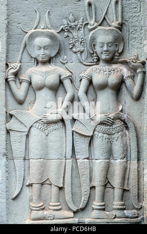 Schnitzereien von Apsaras (Geist der Wolken und Gewässer, die in der hinduistischen und buddhistischen Kultur) auf der Außenseite der Tempel in Angkor, UNESCO, Siem Reap, Kambodscha Stockfoto