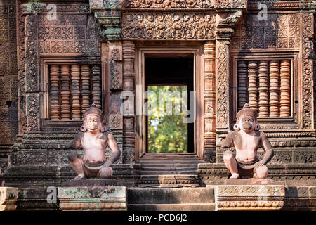 Detaillierte Schnitzerei an der Fassade eines Tempel von Banteay Srei, Angkor, UNESCO-Weltkulturerbe, Siem Reap, Kambodscha, Indochina, Südostasien, Asien Stockfoto