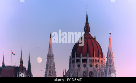 Panoramablick auf die Kuppel und die Turmspitze des Parlaments Gebäude, Budapest, Ungarn, Europa Stockfoto