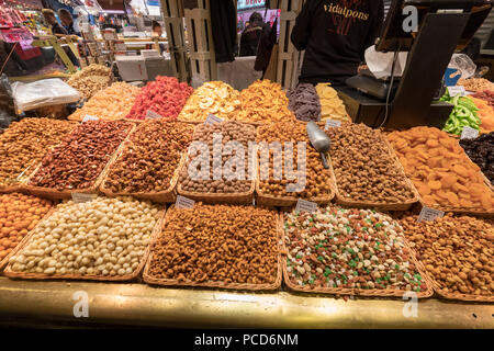 Schalenfrüchte und getrocknete Früchte, La Boqueria Markt, Ciudad Vieja, Barcelona, Katalonien, Spanien, Europa Stockfoto