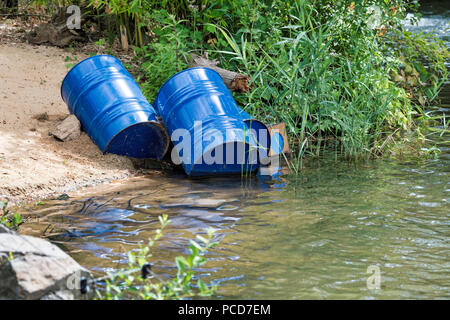 Die Gedumpten blau Ölfässer Verunreinigung im Wasser verursachen, mehr und mehr das Wasser verunreinigt durch Wegwerfen von Abfall, die deshalb in die Flüsse gelangt Stockfoto