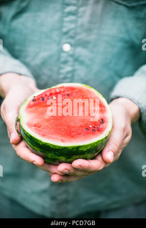 Sommer Ernte. Bauern Hände mit frische Wassermelone Stockfoto