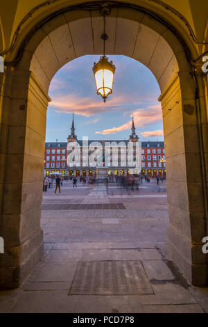 Blick auf die Casa de La Panaderia im Plaza Mayor durch Torbogen in der Dämmerung, Madrid, Spanien, Europa Stockfoto