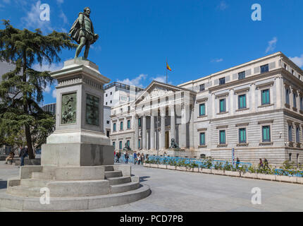 Blick auf Michaeli de Gervantes Statue und dem Kongress auf der Plaza De Las Cortes, Madrid, Spanien, Europa Stockfoto