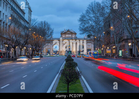 Blick auf Triomphal Arch (Puerta de Alcala) an der Plaza de la Independencia in der Dämmerung, Madrid, Spanien, Europa Stockfoto