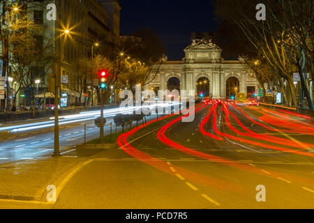 Blick auf Triomphal Arch (Puerta de Alcala) an der Plaza de la Independencia in der Dämmerung, Madrid, Spanien, Europa Stockfoto