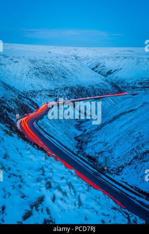 Winterlandschaft und Trail Lichter auf Snake Pass, Nationalpark Peak District, Derbyshire, England, Vereinigtes Königreich, Europa Stockfoto