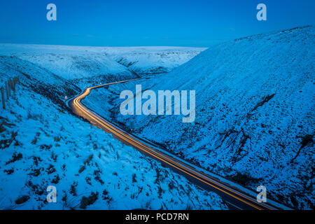 Winterlandschaft und Trail Lichter auf Snake Pass, Nationalpark Peak District, Derbyshire, England, Vereinigtes Königreich, Europa Stockfoto