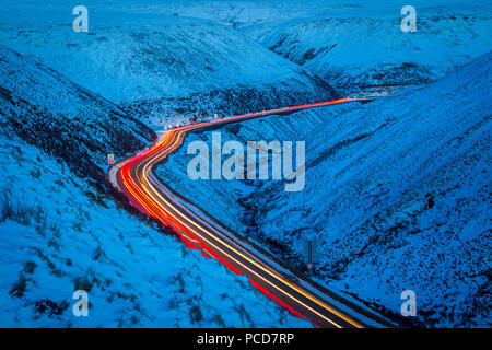 Winterlandschaft und Trail Lichter auf Snake Pass, Nationalpark Peak District, Derbyshire, England, Vereinigtes Königreich, Europa Stockfoto