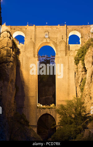 Puente Nuevo (Neue Brücke) bei Nacht mit Flutlicht, Ronda, Andalusien, Spanien, Europa Stockfoto