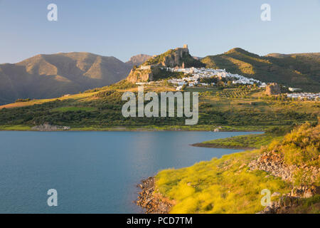 Die maurische Burg über dem weißen Dorf und Stausee, Zahara de la Sierra, Sierra de Grazalema, Andalusien, Spanien, Europa Stockfoto