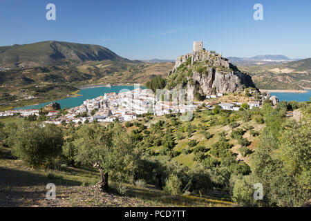 Die maurische Burg vor weißen Dorf mit Olivenhainen, Zahara de la Sierra, Sierra de Grazalema, Andalusien, Spanien, Europa Stockfoto