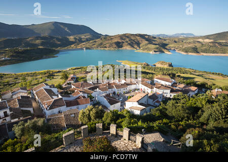 Blick auf die weissen Dorf und türkisfarbenen Stausee, Zahara de la Sierra, Sierra de Grazalema, Andalusien, Spanien, Europa Stockfoto