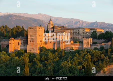 Die Alhambra, UNESCO-Weltkulturerbe, und Sierra Nevada Berge im Abendlicht von Mirador de San Nicolas, Granada, Andalusien, Spanien, Europa