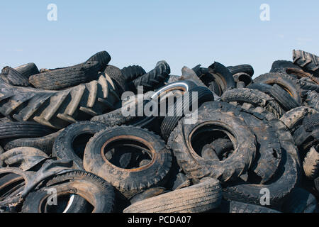 Stapel verworfen, Auto und Traktor Reifen in ländlichen landfil, in der Nähe der Kildeer, Saskatchewan, Kanada. Stockfoto