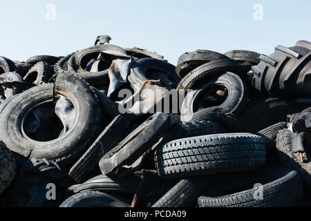 Stapel verworfen, Auto und Traktor Reifen in ländlichen landfil, in der Nähe der Kildeer, Saskatchewan, Kanada. Stockfoto