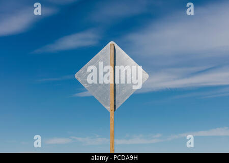 Leere Seite ein Schild, blauen Himmel im Hintergrund Stockfoto