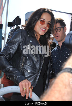 Michelle Rodriguez am Turbo-Charged Partei und lassen Sie sich überraschen Konzert im Nokia Plaza in Los Angeles. Michelle Rodriguez 17 - - - - - - - - - - - - - Red Carpet Event, Vertikal, USA, Filmindustrie, Prominente, Fotografie, Bestof, Kunst, Kultur und Unterhaltung, Topix Prominente Fashion/Vertikal, Besten, Event in Hollywood Leben - Kalifornien, Roter Teppich und backstage, USA, Film, Stars, Film Stars, TV Stars, Musik, Promis, Fotografie, Bestof, Kunst, Kultur und Unterhaltung, Topix, drei Viertel, vertikal, eine Person aus dem Jahr 2013, Anfrage tsuni @ Gamma-USA Stockfoto