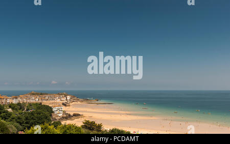 Blick von der Terrasse über Draycott St Ives, Cornwall mitten in einer Hitzewelle in Großbritannien Stockfoto