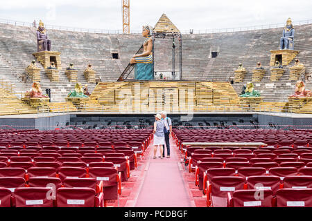 Giuseppe Verdi Aida Opera Stage Setup eingestellt, Arena Verona Italien Verona Amphitheater, Verona Amphitheater Theater Konzept, Zielgruppe Balkon Stockfoto