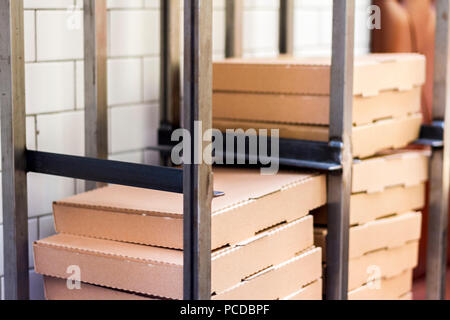 Haufen, Stapel der leeren neuen Plain, braun Karton, pizza Kartons, Metall Trolley, Dublin, Irland Stockfoto