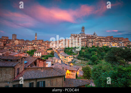 Siena. Stadtbild Luftbild der mittelalterlichen Stadt Siena, Italien während des Sonnenuntergangs. Stockfoto