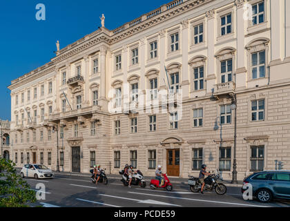 Triest, Italien, vom 31. Juli 2018. Den normalen Verkehr (meistens Motorräder) in Le Rive, der Hauptstraße durch das Meer in der Innenstadt von Triest, Italien. Foto von Enriqu Stockfoto