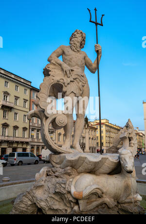 Triest, Italien, vom 31. Juli 2018. Eine Statue von Neptun (Nettuno in Italienisch) sitzt oben auf einem Brunnen auf der Piazza della Borsa in der Innenstadt von Triest. Neptu Stockfoto
