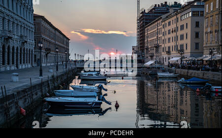 Triest, Italien, vom 31. Juli 2018. Die Sonne über der Adria vom Canal Grande in der Innenstadt von Triest gesehen. Die schiffbaren Kanal, unterschiedl Stockfoto