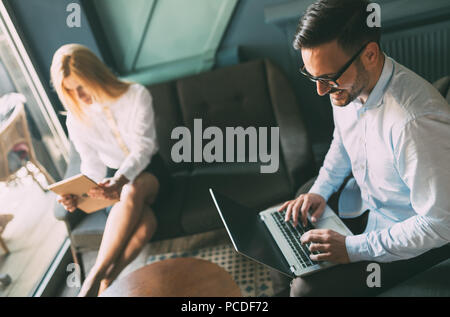 Junge Geschäftsleute Arbeiten am Computer im Büro Stockfoto