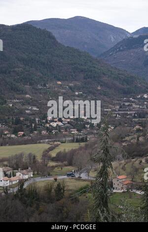 Februar 9, 2017 - Sospel, Frankreich: Polizei Checkpoint in der Roya Valley für die Anwesenheit von Migranten zu prüfen. Die roya Valley ist eine kleine Enklave des französischen Hoheitsgebiets nördlich der italienischen Stadt Vintimiglia, wo Dutzende von französischen Bürgern hosting wurden und helfen Migranten. Es hat den Ruf einer rebellischen und humanitäre Zone, deren Bewohner standhaft zu Durchgreifen der französischen Regierung, die auf die illegale Migration dagegen sind, gewonnen. Des controles systematiques sind effectues par les policiers et des Militaires dans les Zug et sur les Routes entre Breil-sur-Roya et Sospel. *** Frankreich Stockfoto