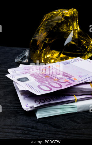 Große Stapel von Euro-banknoten mit gelben Bernstein Juwel isoliert Stockfoto