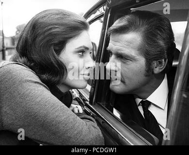 Der Mann, der sich selbst 1970 EMI Filme Produktion mit Roger Moore und Hildegarde Neil HAUNTED Stockfoto