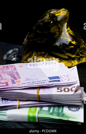 Große Stapel von Euro-banknoten mit gelben Bernstein Juwel isoliert Stockfoto