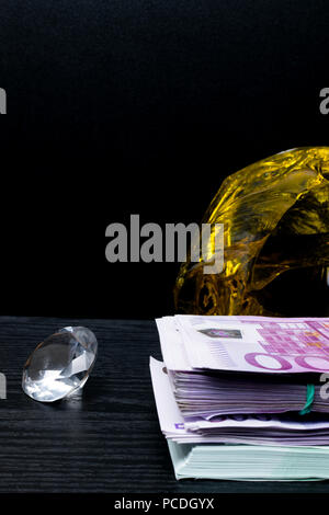 Große Stapel von Euro-banknoten mit gelben Bernstein Juwel isoliert Stockfoto