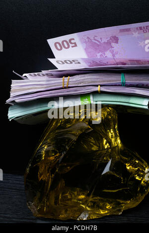 Große Stapel von Euro-banknoten mit gelben Bernstein Juwel isoliert Stockfoto