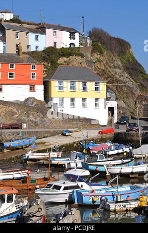 Fischerboote im Hafen von Mevagissey, Cornwall, England, Großbritannien. Stockfoto