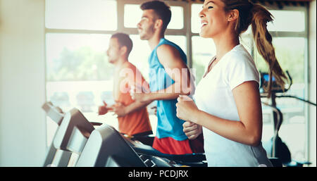 Bild von Menschen, die auf Laufband im Fitnessstudio Stockfoto