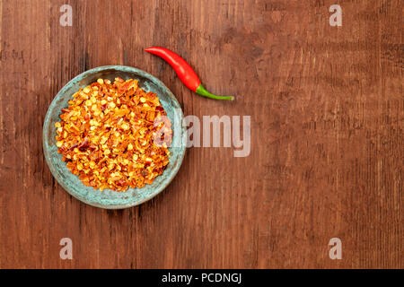 Red Hot Cayenne Pfeffer, gemahlen und frische Chili, Overhead Foto mit Kopie Raum Stockfoto