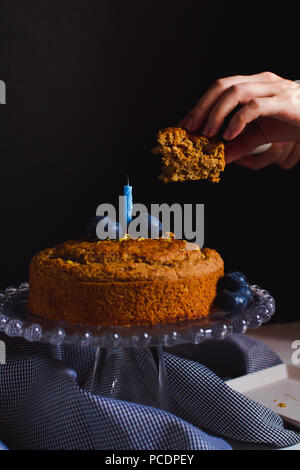 Vegan glutenfreies Zitronenkuchen mit Kerze Stockfoto