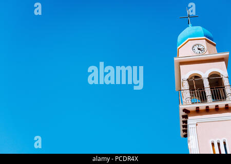 Kirche Turm gegen den blauen Himmel auf der Insel Kefalonia, Griechenland. Stockfoto