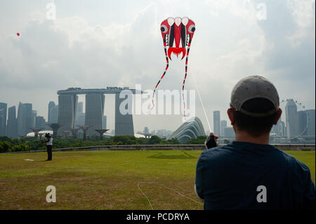 29.07.2018, Singapur, Republik Singapur, Asien - Menschen sind fliegende Drachen auf der Marina Barrage Dachterrasse Garten gesehen. Stockfoto