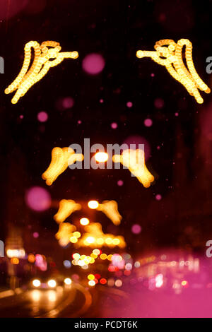 Weihnachten Design bokeh Foto mit rosa Flauschige Schneeflocken und Weihnachten Dekoration in der Stadt Stockfoto