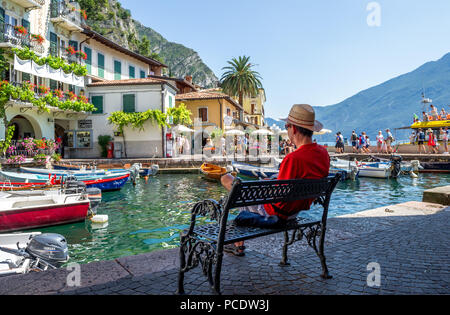 Die italienische Stadt Limone Sul Garda am Ufer des Gardasees, Stockfoto