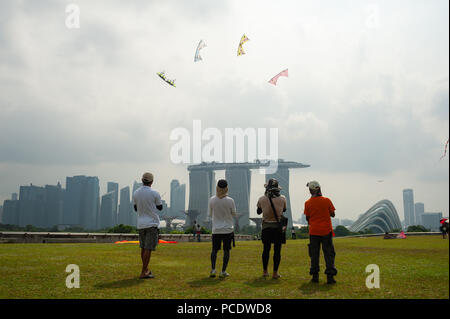 29.07.2018, Singapur, Republik Singapur, Asien - Menschen sind fliegende Drachen auf der Marina Barrage Dachterrasse Garten gesehen. Stockfoto