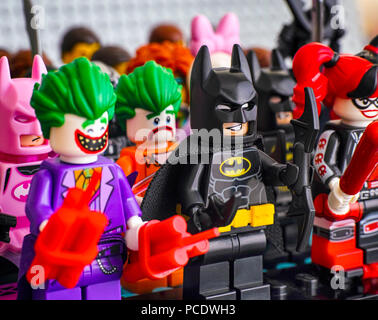 Tambow, Russische Föderation - Februar 05, 2018 Lego Minifiguren stehen in Reihen. In der ersten Zeile - Der Joker, Batman, Harley Quinn. Fokus auf der Batman Stockfoto