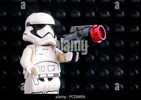 Tambow, Russische Föderation - Juli 08, 2018 LEGO Minifigur mit erster Ordnung Stormtrooper blaster auf schwarz Grundplatte Hintergrund. Studio gedreht. Stockfoto